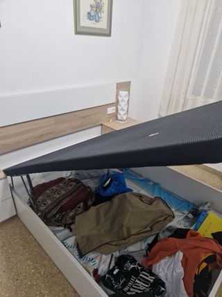 Letto matrimoniale, comodini. Lampade in regalo