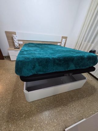 Cama matrimonio, mesitas. Lámparas de regalo