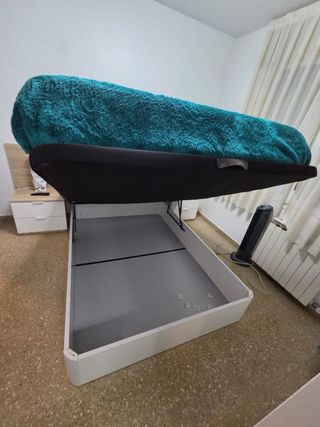 Cama matrimonio, mesitas. Lámparas de regalo