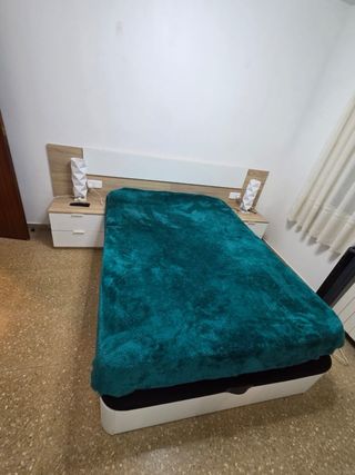 Cama matrimonio, mesitas. Lámparas de regalo