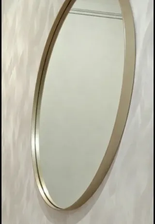 Elegante espejo ovalado dorado