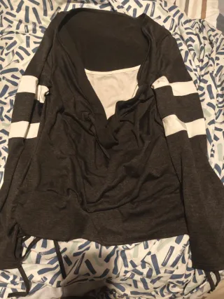 Camiseta gris y blanca talla S