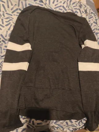 Camiseta gris y blanca talla S