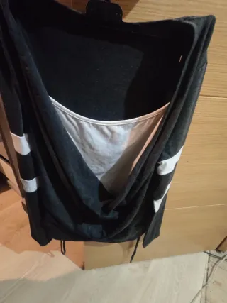 Camiseta gris y blanca talla S