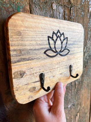 Perchero de madera con 2 ganchos