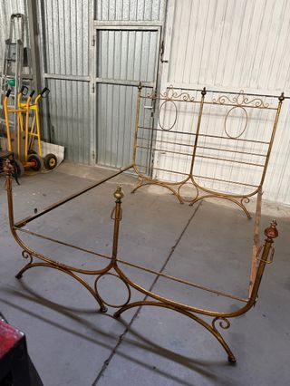 Cama de forja dorada antigua