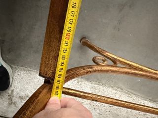 Cama de forja dorada antigua