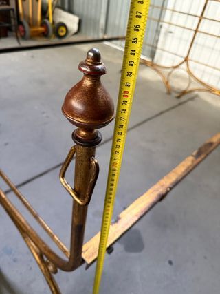 Cama de forja dorada antigua