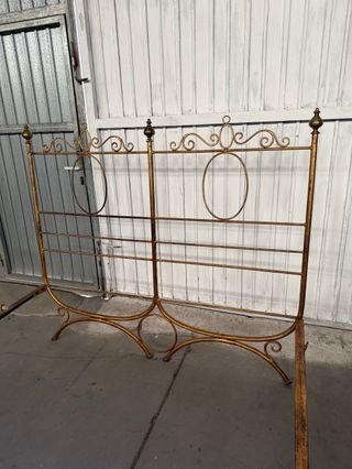 Cama de forja dorada antigua