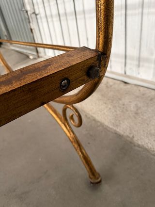 Cama de forja dorada antigua