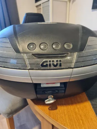 Baúl Givi con herrajes  para moto