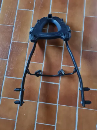 Baúl Givi con herrajes  para moto