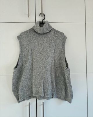 Jersey sin mangas cuello alto gris