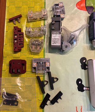 Lote de contactos y componentes ascensor