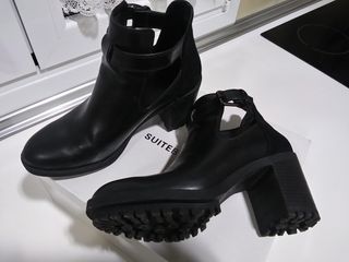 Botines negros descubiertos con hebilla