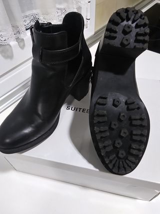 Botines negros descubiertos con hebilla