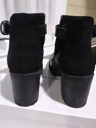 Botines negros descubiertos con hebilla