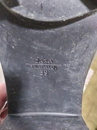 Botines negros descubiertos con hebilla