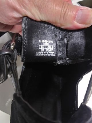 Botines negros descubiertos con hebilla