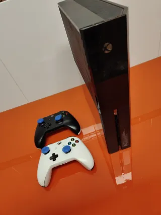 Xbox One Console + 2 Controller