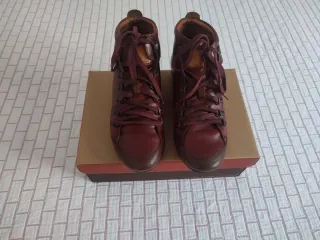 Pikolinos botín blucher rojo 39