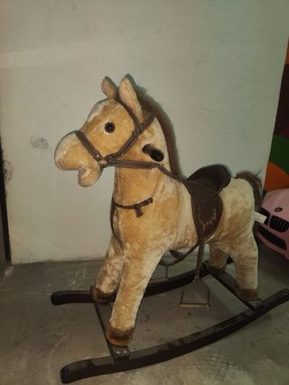 Caballito balancín clasico de peluche