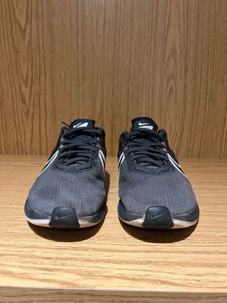 Zapatillas deportivas Nike grises y blancas