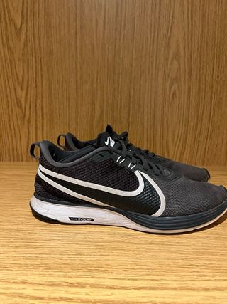 Zapatillas deportivas Nike grises y blancas