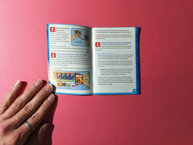 Cómic, guía, y tapete de "Duel masters"