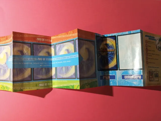 Cómic, guía, y tapete de "Duel masters"