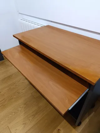 Escritorio madera con ruedas