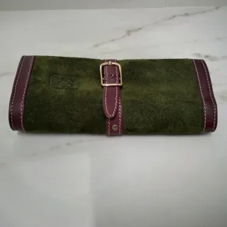 Bolso joyero de ante verde y remates granates