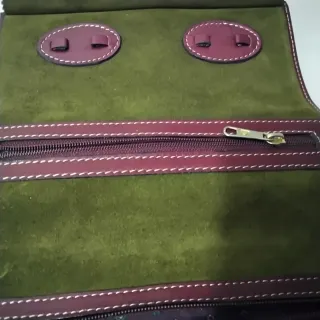 Bolso joyero de ante verde y remates granates