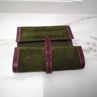 Bolso joyero de ante verde y remates granates