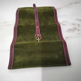 Bolso joyero de ante verde y remates granates