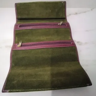 Bolso joyero de ante verde y remates granates