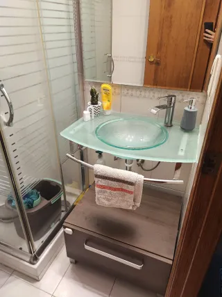 Lavabo cristal suspendido con mueble