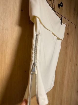 Top blanco hombros con cremalleras zara