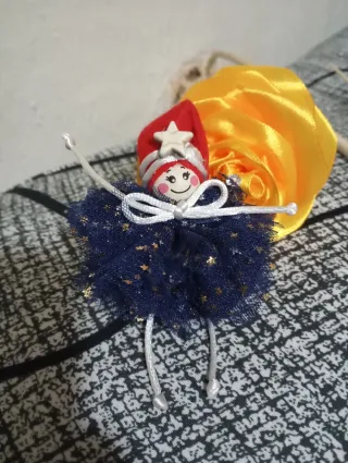 Broche o Llavero Bailarina Azul y Amarillo