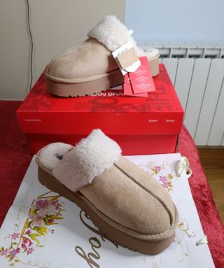Zuecos UGG Beige Plataforma Talla 39
