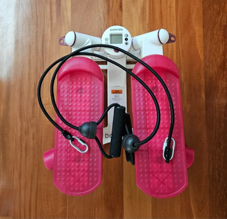 Stepper Domyos con bandas elásticas
