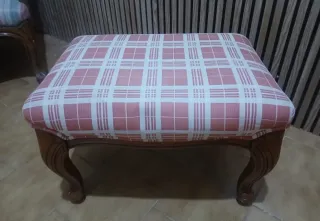 Reposapiés antiguo de madera y tela