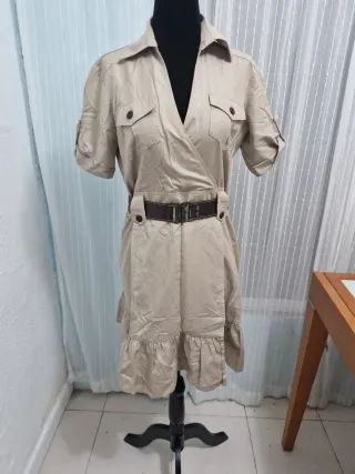 Vestido beige con cinturón marrón