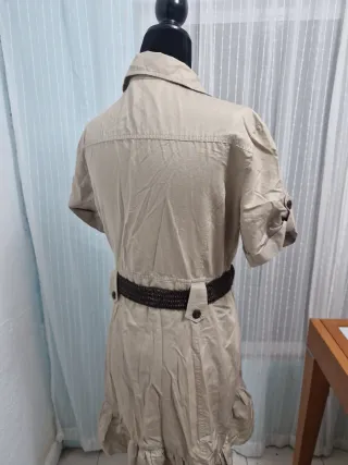 Vestido beige con cinturón marrón