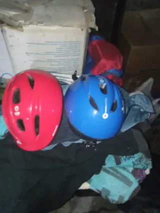 Cascos infantiles y pedales gimnasia