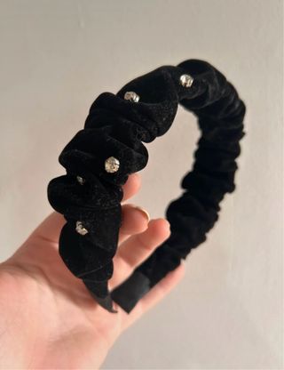 Diadema terciopelo negro con perlas