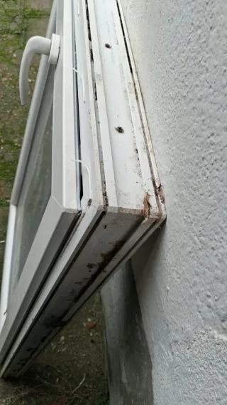 Ventana blanca con manilla