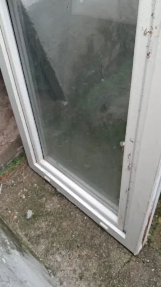 Ventana blanca con manilla