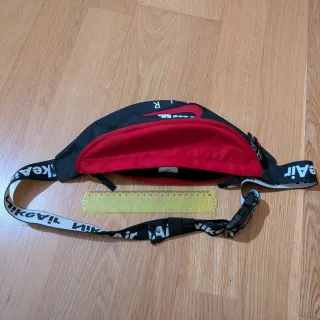 Riñonera Nike Air Negra y Roja