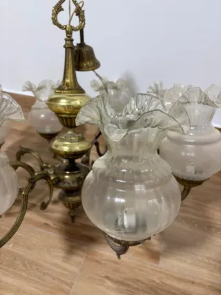 Lámpara de araña dorada con tulipas